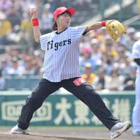 阪神ファンの坂本花織さんが甲子園に登場。自身の投球を「100点です！」と自賛した。写真：産経新聞社