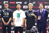 世界戦を制した井上尚弥（左から３番目）と拓真（同２番目）、２人の父でトレーナーの真吾氏（左端）と、写真に納まる大橋会長（右端）。写真：梅月智史（THE DIGEST写真部）