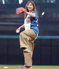 北海道出身の“ミキティ”こと藤本美貴さんがエスコン始球式に登場した。写真：産経新聞社