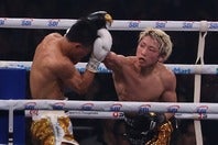 中谷（左）との激戦を制した井上（右）。写真：梅月智史（THE DIGEST写真部）