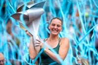 マドリードOPでペグラやノスコワら格上選手を下して勝ち上がったコスチュク。決勝ではアンドレーワをストレートで下しWTA1000初戴冠を成し遂げた。（C）Getty Images