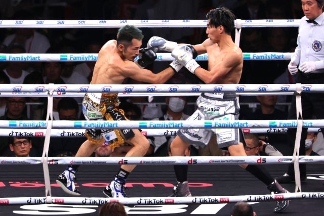 阿部（左）が果敢に攻め、下町（右）が迎え撃った一戦。軍配は僅差で下町に上がった。写真：梅月智史（THE DIGEST写真部）
