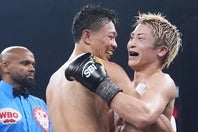 井上（右）に判定負けした中谷（左）。試合終了直後には健闘を称えあった。(C)Lemino/SECOND CAREER/NAOKI FUKUDA