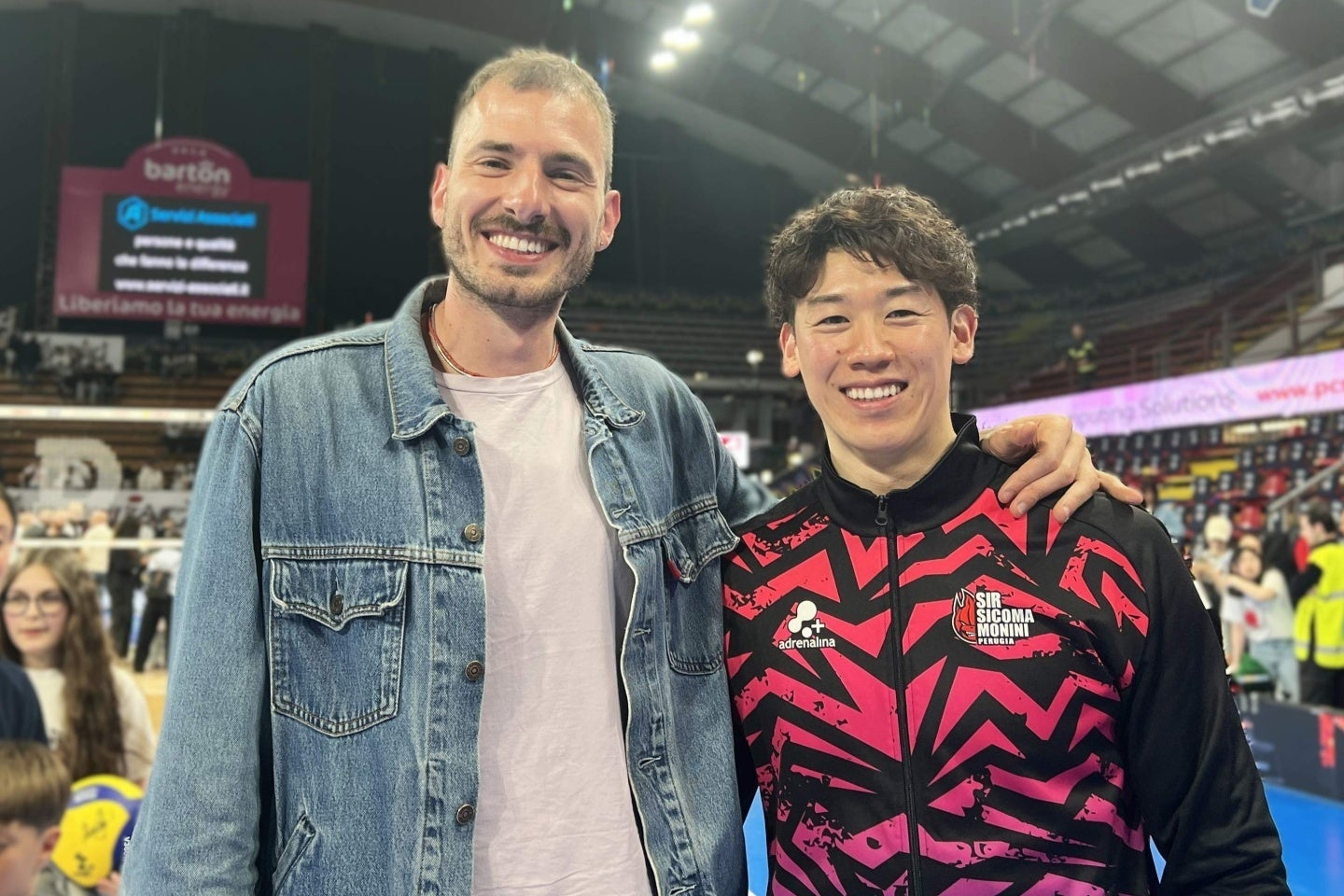 石川は国営放送の中継でインタビュアーを務めたミラノ時代のチームメート、元イタリア代表マッテオ・ピアーノと記念撮影に収まった。写真：佳子S.バディアーリ