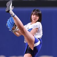 プロ野球始球式ではすっかりお馴染みの岡田紗佳さんが、ついにＢリーグ会場に登場した。写真：産経新聞社