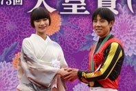 京都競馬場で開催された天皇賞（春）のプレゼンターを務めた女優の見上愛さんと北村友一騎手。　写真：産経新聞社