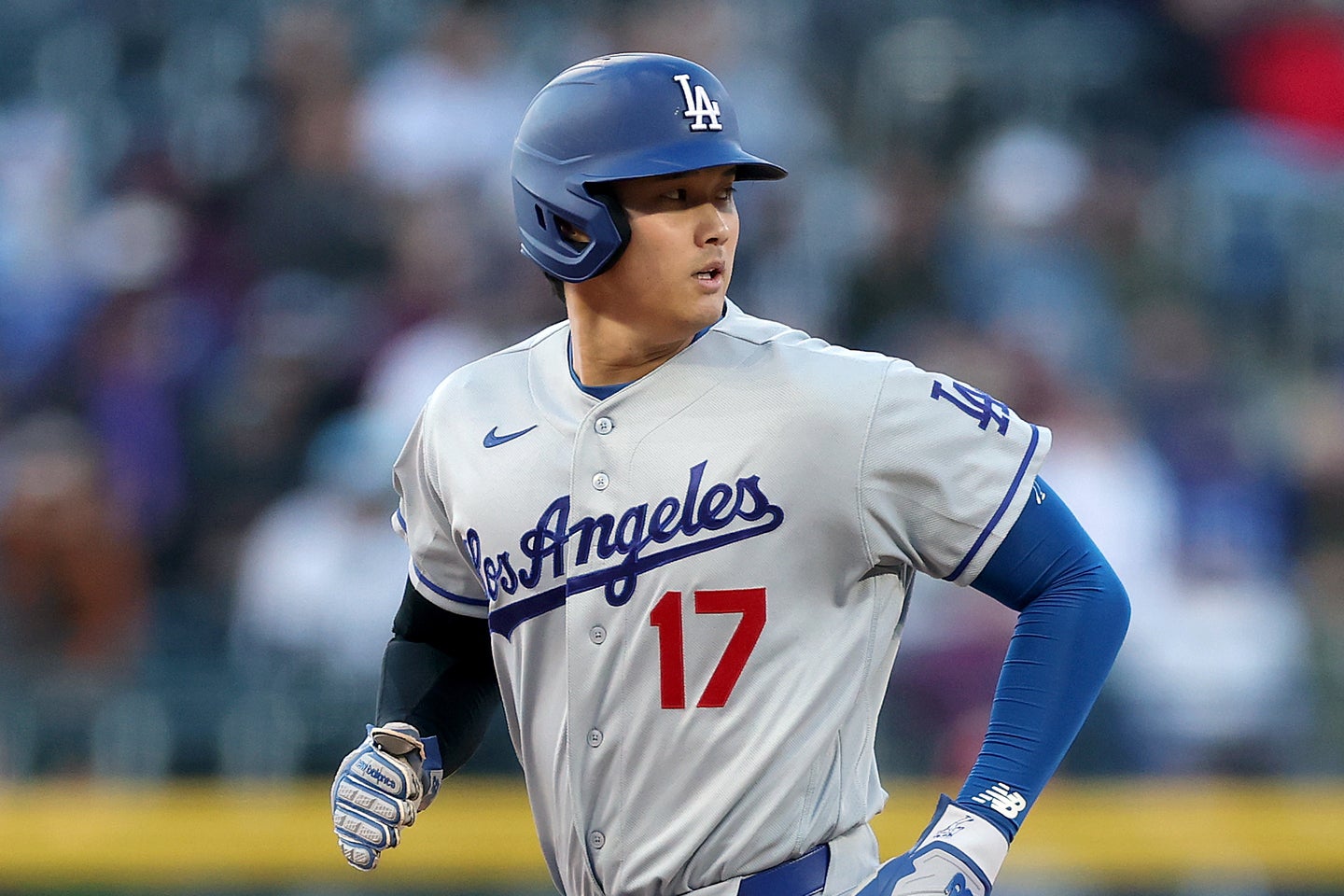 ドジャースの大谷翔平が死球を受けた。(C) Getty Images