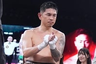 判定結果が発表された後に井上を称える井岡。この直後に病院に直行した。(C)Lemino/SECOND CAREER/NAOKI FUKUDA