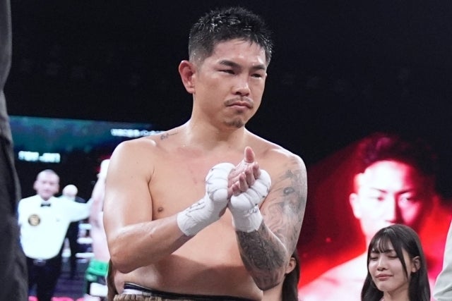 判定結果が発表された後に井上を称える井岡。この直後に病院に直行した。(C)Lemino/SECOND CAREER/NAOKI FUKUDA