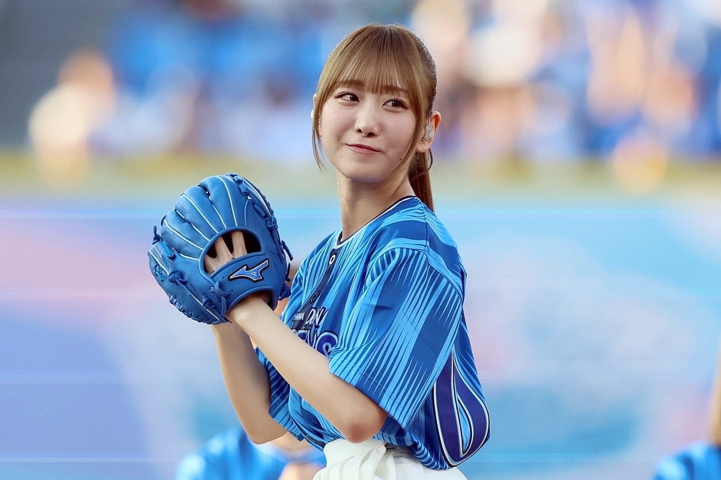 DeNAファンを公言する「＝LOVE」瀧脇さんが神宮球場で野球観戦していた。写真：産経新聞社