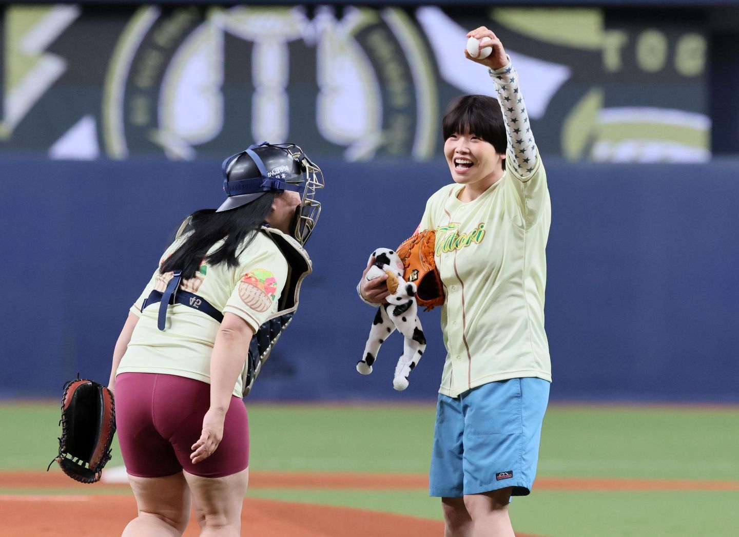 オリックス戦のセレモニアルピッチに登場したガンバレルーヤのふたり。まひるさん（右）はパワフルな投球でスタンドを沸かせた。写真：産経新聞社