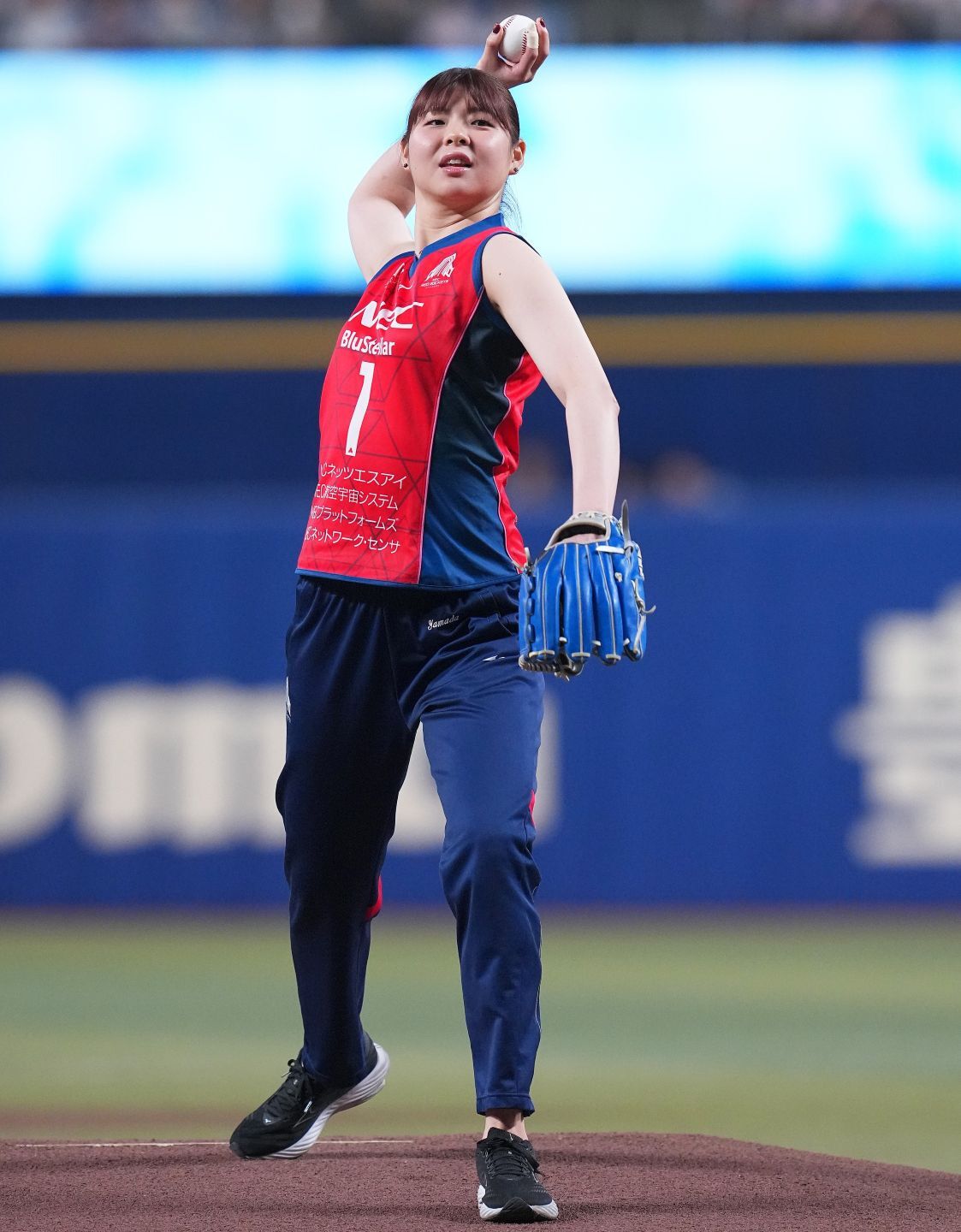 ずばっとストライク投球を完遂した山田二千華。スタンドからは大きな歓声が上がった。写真：産経新聞社