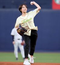 念願の始球式登場を果たした上田まりえさん。ワンバウンド投球にも「楽しかった！」など想いを綴った。写真：産経新聞社