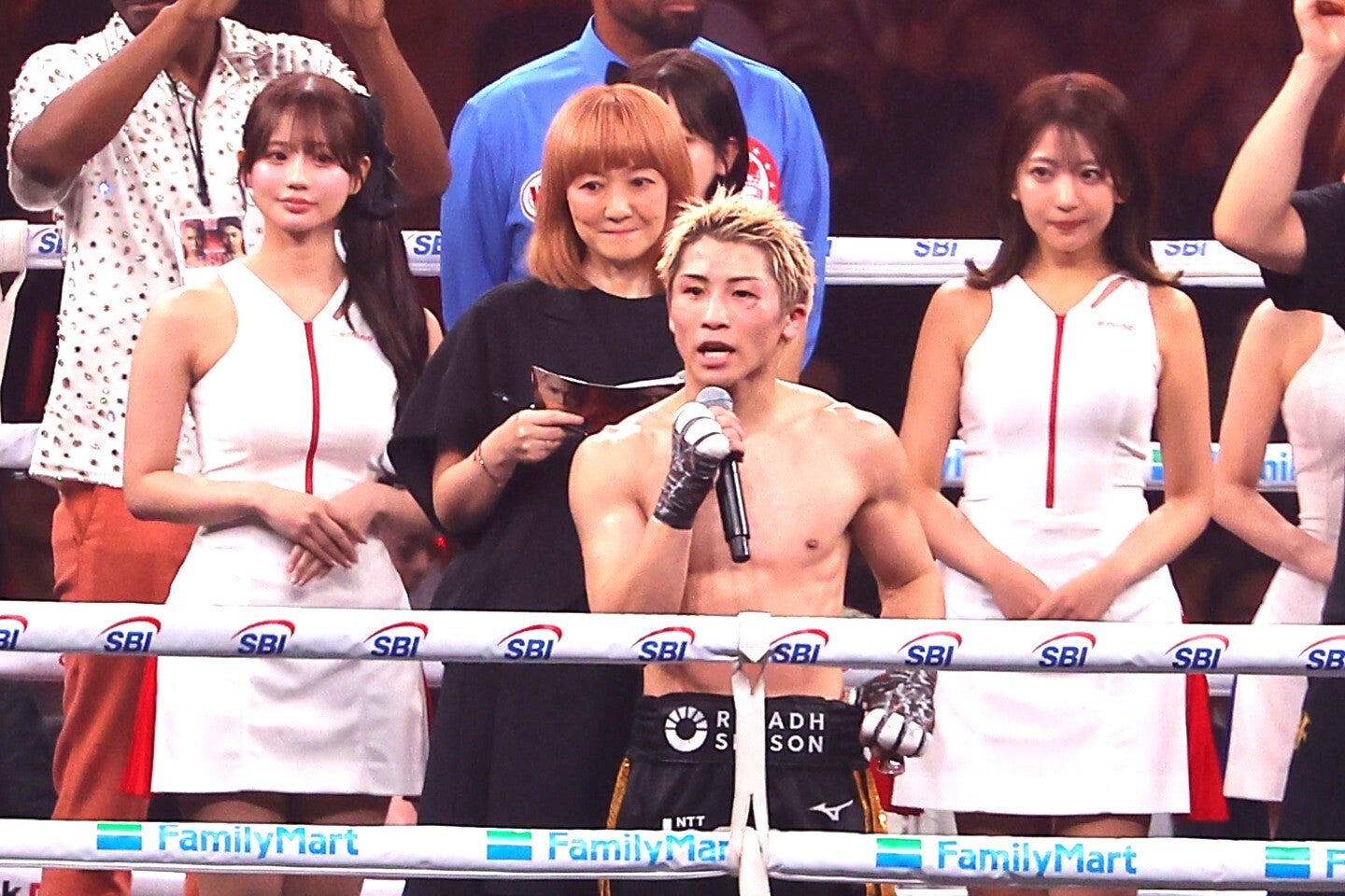メインイベントで勝利を飾った井上尚弥（中央）。元NMBの和田海佑（一番左）はラウンドガールを務めた。写真：梅月智史（THE DIGEST写真部）
