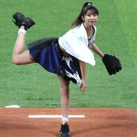 筋金入りの日ハムファンとして知られる牧野真莉愛さん。始球式にもたびたび登場している。写真：産経新聞社