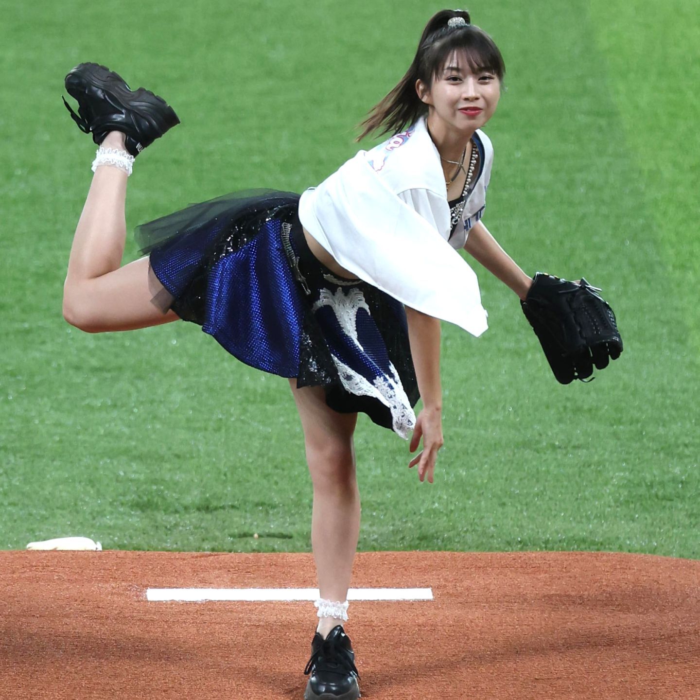 筋金入りの日ハムファンとして知られる牧野真莉愛さん。始球式にもたびたび登場している。写真：産経新聞社