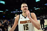 元選手のアリナスがヨキッチを援護した。(C)Getty Images