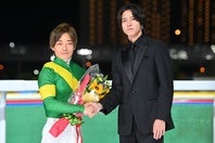 かしわ記念を制した川田騎手（左）と表彰式プレゼンターを務めた山下智久（右）さん。写真：産経新聞社