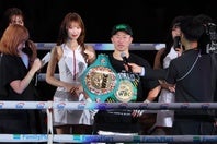 王座を防衛した井上拓真（中央）。その背後に映るラウンドガールの美貌に注目が集まった。写真：梅月智史（THE DIGEST写真部）