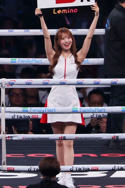 第４、５試合でラウンドガールを務めた松田蘭さん。写真：梅月智史（THE DIGEST写真部）