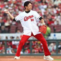 マツダスタジアムの始球式に登場した城島茂さん。振りかぶったこの時点ですでに危険なムードが…。写真：産経新聞社