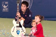 幼少期から錦織の近くで時間を過ごしてきたラニー・チャン（赤い服の少女）。思い出の写真と共に感謝と敬意を綴った。※写真は2015年のメンフィスOP。（C）Getty Images