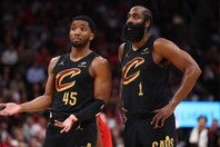 ミッチェル（左）が相棒ハーデン（右）を称賛した。(C)Getty Images