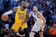 レフェリーのコールについて、選手や指揮官からの不満がなくなることはないだろう。(C)Getty Images