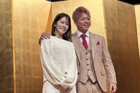 武尊が試合の２日後に行なった引退会見。妻の川口葵さんとのツーショットも披露した。写真：橋本宗洋