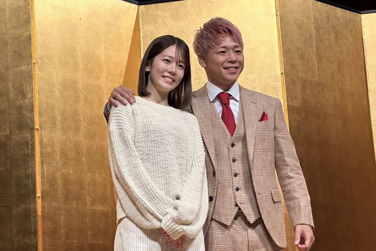 武尊が試合の２日後に行なった引退会見。妻の川口葵さんとのツーショットも披露した。写真：橋本宗洋
