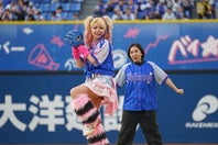 ハマスタのマウンドに登場したエルフ。写真：萩原孝弘