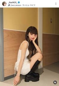 広島カープの小園海斗の妻の渡辺リサさん。インスタに投稿したタイトなユニ姿が話題となった。画像は渡辺リサの公式インスタグラムのスクリーンショット。