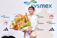引退会見に臨んだ坂本花織。最後の挨拶で結婚したことを電撃発表した。(C)THE DIGEST