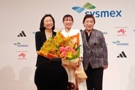 引退会見に臨んだ坂本花織（中央）。最後の挨拶で結婚したことを電撃発表した。(C)THE DIGEST