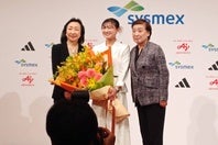引退会見を行なった坂本花織（中央）。右はコーチの中野園子氏、左はグレアム氏。(C)THE DIGEST