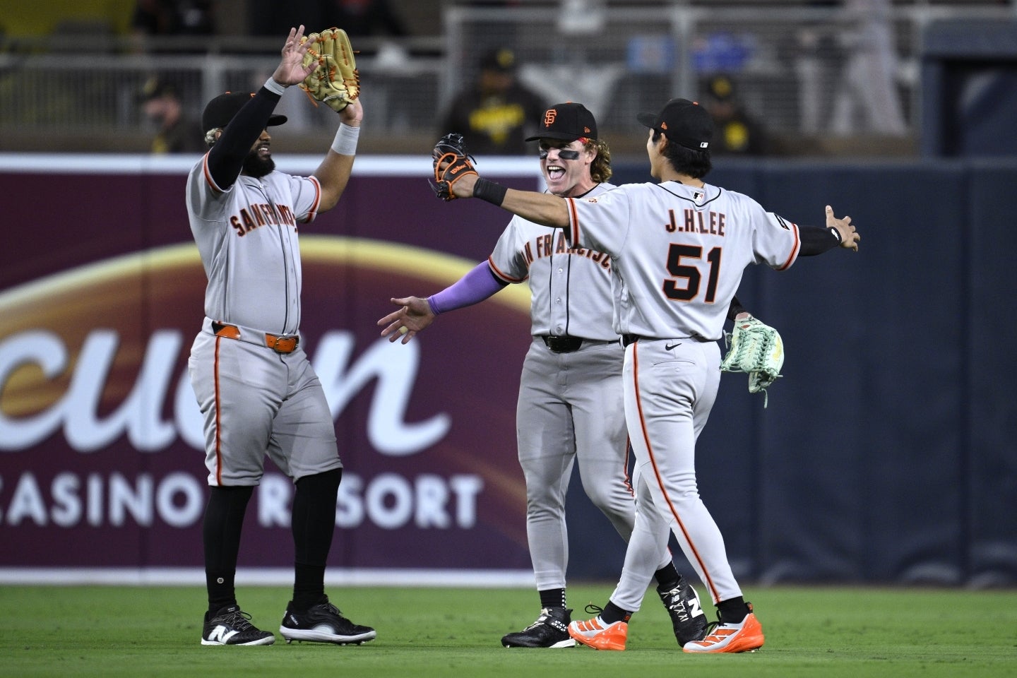 ジャイアンツ外野陣のセレブレーションが、“不適切”だと米国で大きな話題となった。(C)Getty Images
