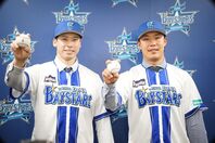 ソフトバンクからDeNAへのトレード移籍となった尾形（左）と井上（右）。写真：萩原孝弘