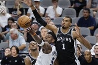 様々な苦難を経験しながらも、ウェンバンヤマ擁するスパーズは９年ぶりのウエスト決勝進出に王手をかけている。(C)Getty Images