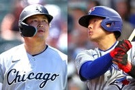 新人王模擬投票でア・リーグ１位となった村上（左）と４位の岡本（右）。(C)Getty Images
