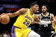 アジアバスケ界を牽引する八村。右は日本生まれの米国人選手キャム・トーマス。(C)Getty Images