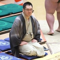 前相撲から８時間半以上も観戦した神田伯山さん。テレビ視聴者もその存在感に圧倒された。写真：産経新聞社