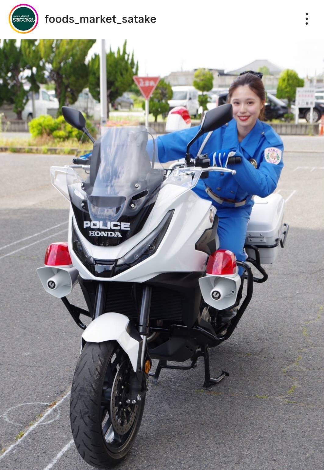 制服を着て白バイにまたがる女子モーグルの中尾春香。画像はFoods Market satake公式インスタグラムのスクリーンショット。