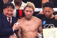 スーパーバンタム級で２団体を８度、２団体を７度防衛している井上（中）。写真：梅月智史（THE DIGEST写真部）