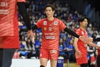SVリーグ男子ファイナル初戦はサントリーが先勝した。写真：鈴木颯太朗