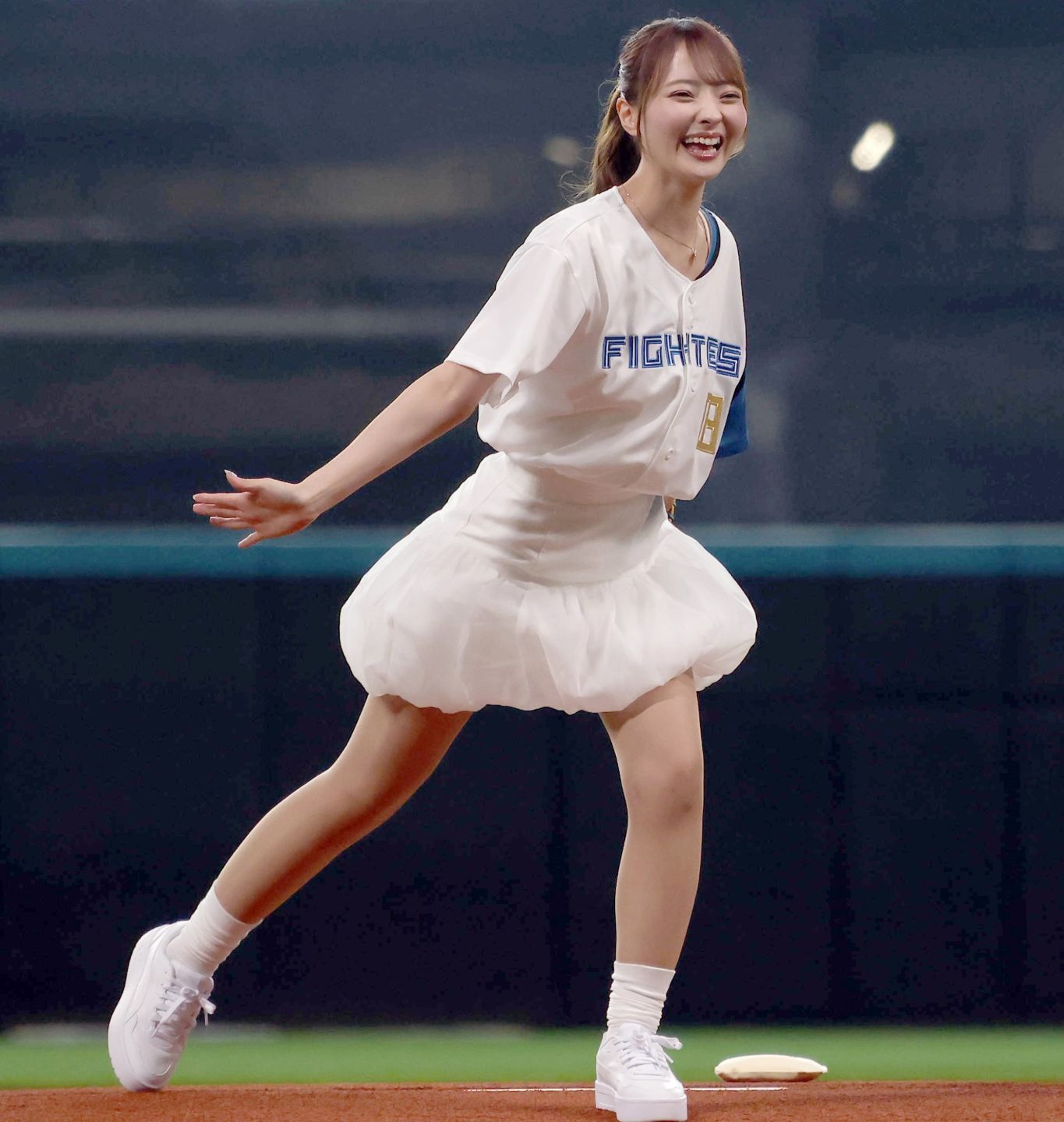 華やかに始球式を彩ったクララさん。ClariSはきつねダンス＆スペシャルライブとこの日のエスコンを大いに盛り上げた。写真：産経新聞社
