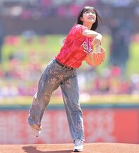 ４年連続６度目の大役を全うした久保史緒里さん。筋金入りの鷲党として知られる。写真：産経新聞社