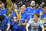 優勝トロフィーを大切そうに掲げる清水。今季限りで現役を引退する。写真：金子拓弥（THE DIGEST写真部）