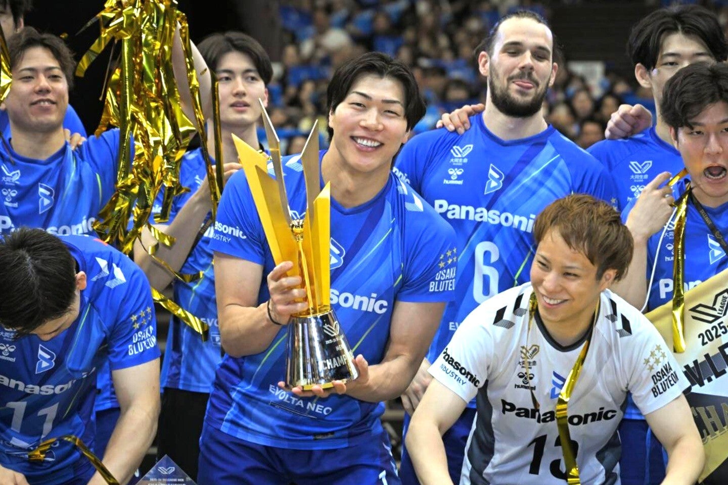 優勝トロフィーを大切そうに掲げる清水。今季限りで現役を引退する。写真：金子拓弥（THE DIGEST写真部）