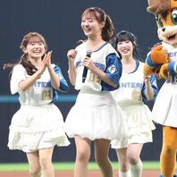 一日を通してエスコンのファンを楽しませたClariSの３人。クララさん（中央）は始球式の大役を務めた。写真：産経新聞社