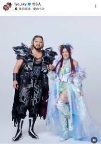 WWEに所属するイヨ・スカイ（右）が元EVILと結婚していたことをドキュメンタリー番組で公表した。画像はイヨ・スカイの公式インスタグラムのスクリーンショット。